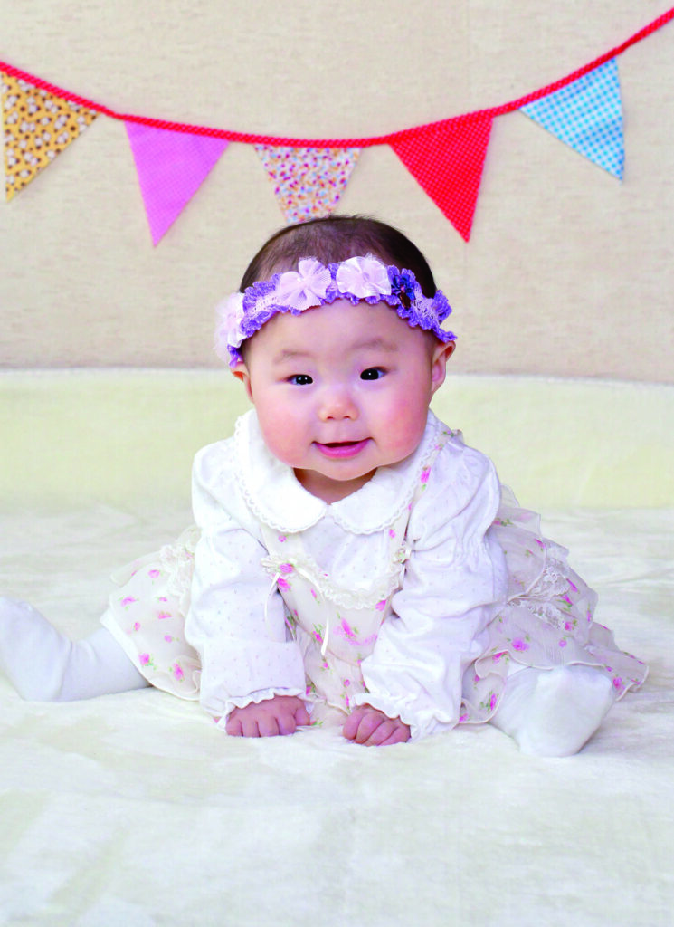静岡市のフォトスタジオでハーフバースデーの写真撮影をした女の子