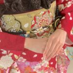 赤振袖に黒のコーディネート