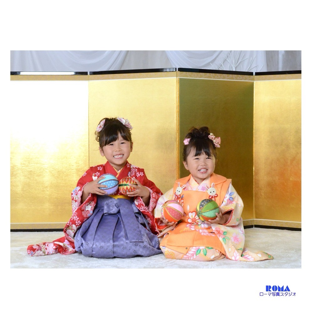5才のお姉さんと仲良く写真。おそろいの着物が可愛いですね♪