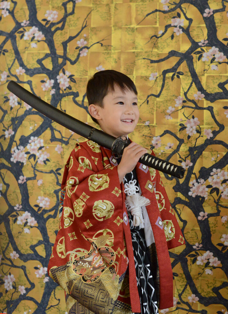静岡市のフォトスタジオで刀を持って写真撮影をする七五三の5歳の男の子