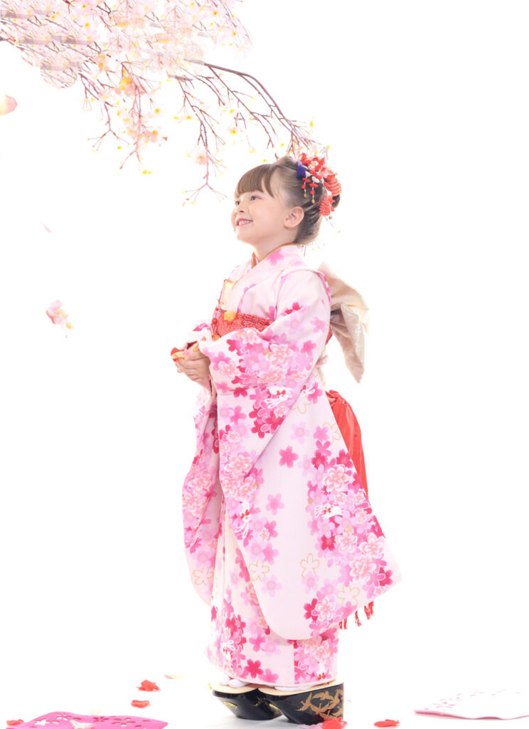 静岡市の写真館で七五三の着物レンタルで桜と一緒に前撮り撮影をする女の子