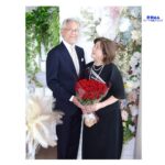 金婚式の記念に赤いバラを手にしたご夫婦のポートレート写真（静岡市ローマ写真スタジオ）