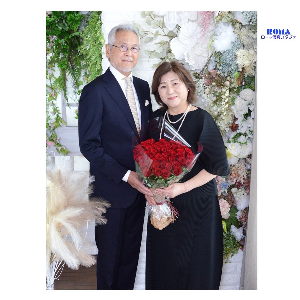 結婚50周年の記念に笑顔で寄り添うご夫婦のスタジオ撮影(ローマ写真スタジオ 静岡市)