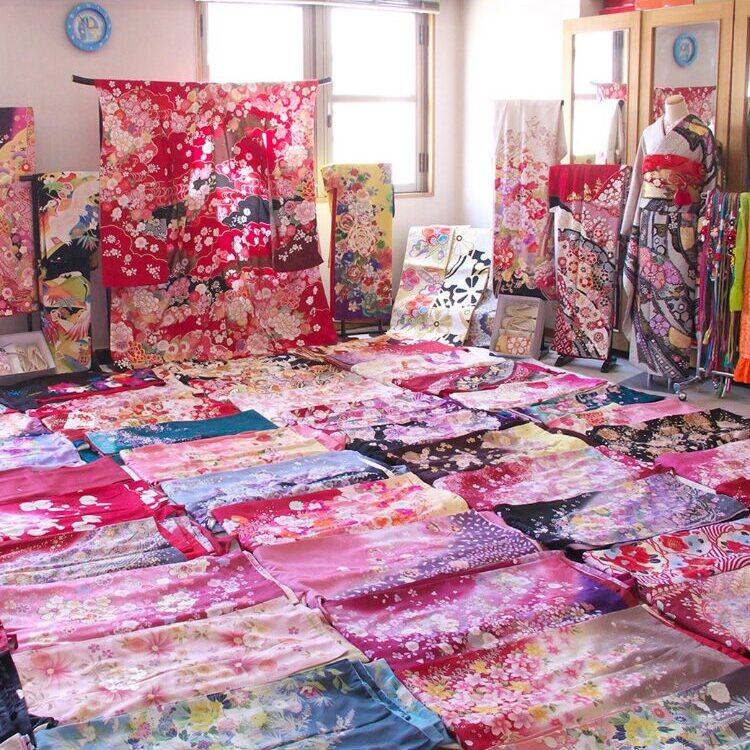 静岡市の写真館で振袖レンタルとママ振袖の振袖と振袖小物と前撮りのご相談できます