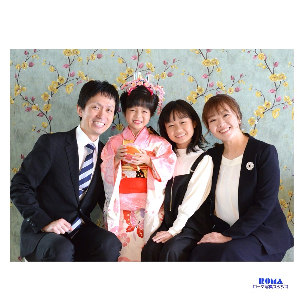静岡市の写真館で日本髪のヘア、メイク、着付けをして写真撮影をした7歳の女の子の家族写真