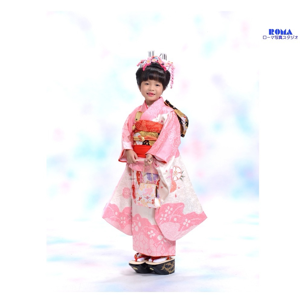 日本髪にぽっくりをはいて静岡市の写真館で写真撮影をする7歳の女の子