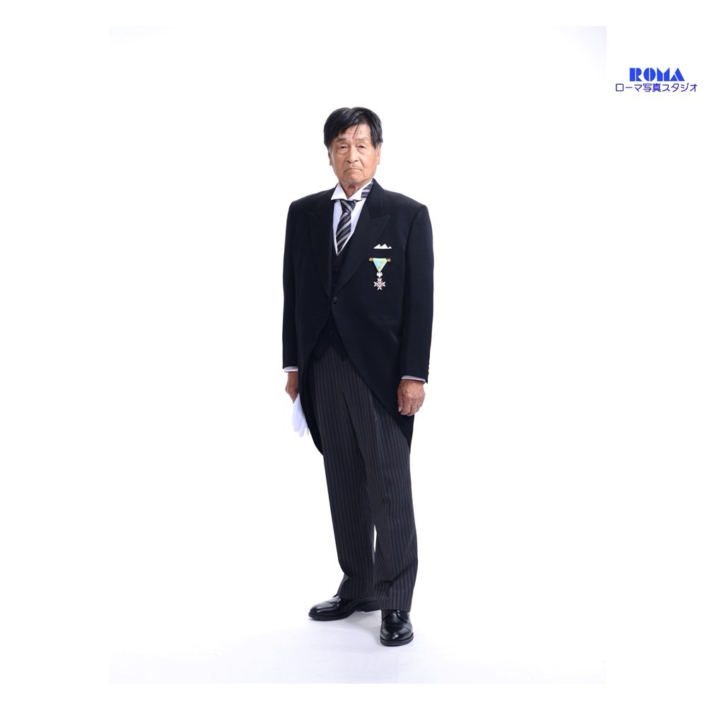 勲章を胸につけた男性の叙勲記念ポートレート。静岡の写真スタジオで撮影。