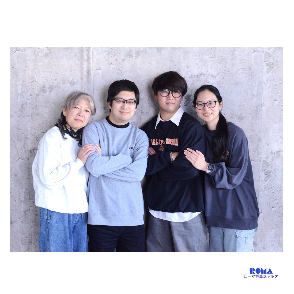 大人の家族写真を静岡市の写真館のローマ写真スタジオで撮影