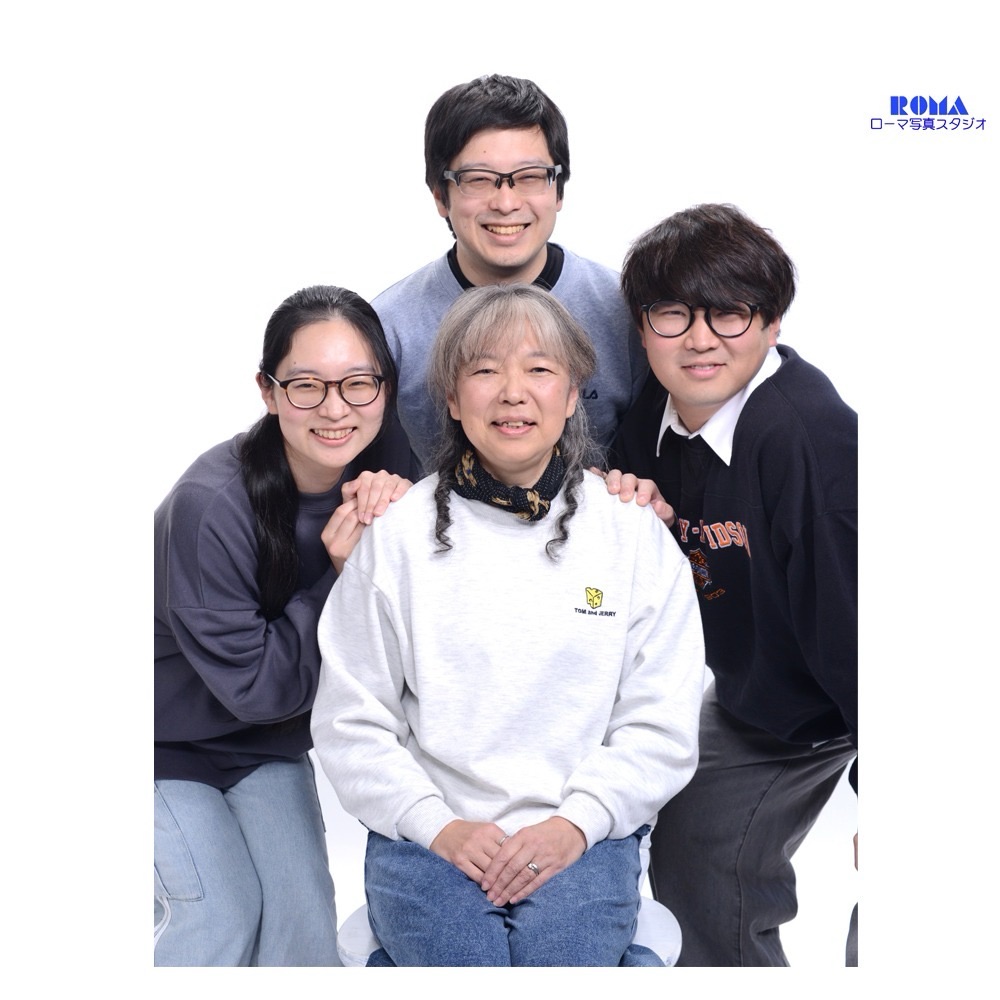 静岡市のローマ写真スタジオで毎年の仲のいい大人の家族写真