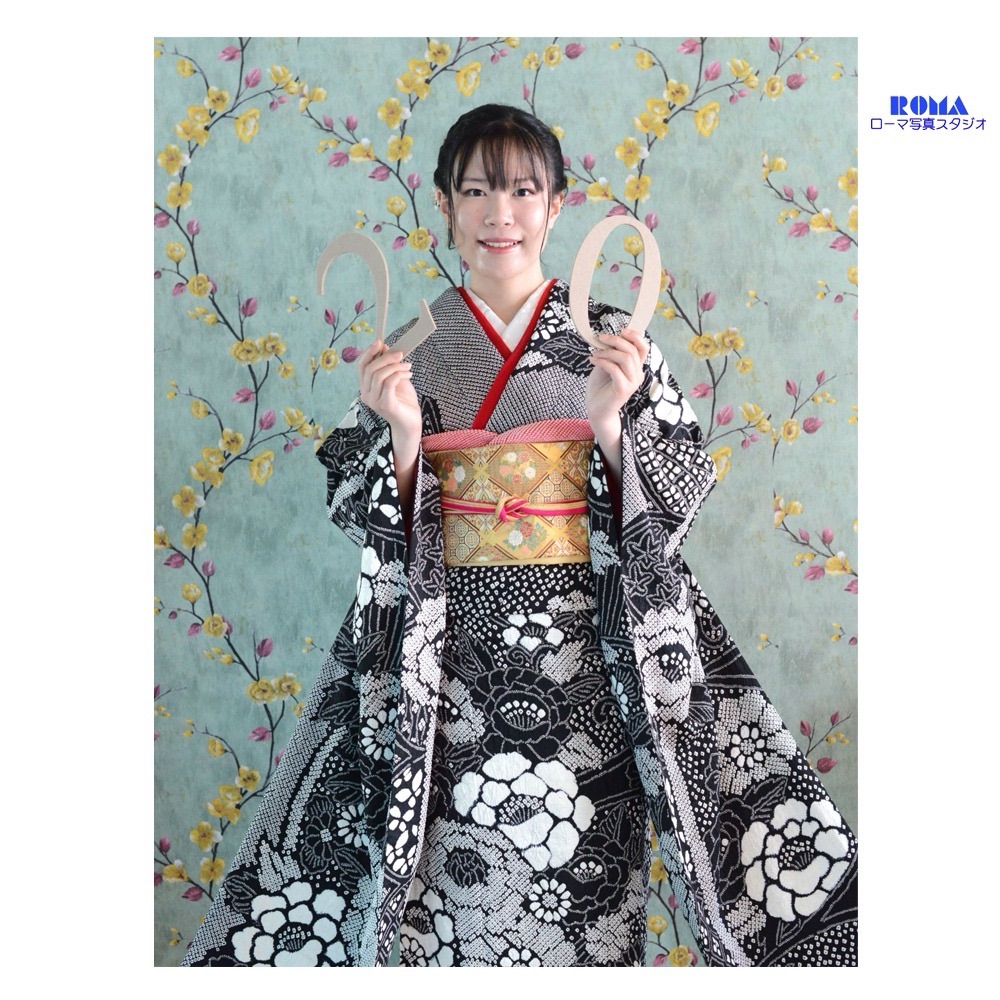 静岡市の写真館で黒の総しぼりの振袖を着て前撮り写真