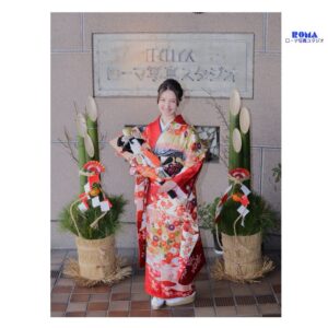 静岡市の写真館で振袖写真お正月の門松の前で