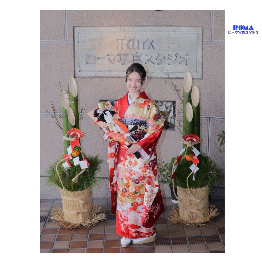静岡市の写真館で振袖写真お正月の門松の前で