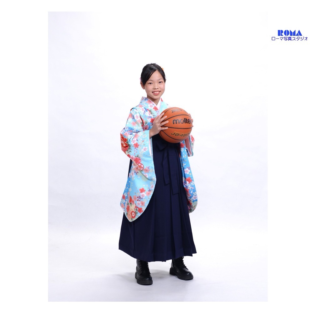 静岡市の写真館で大好きなバスケのボールを持って卒業袴の記念写真
