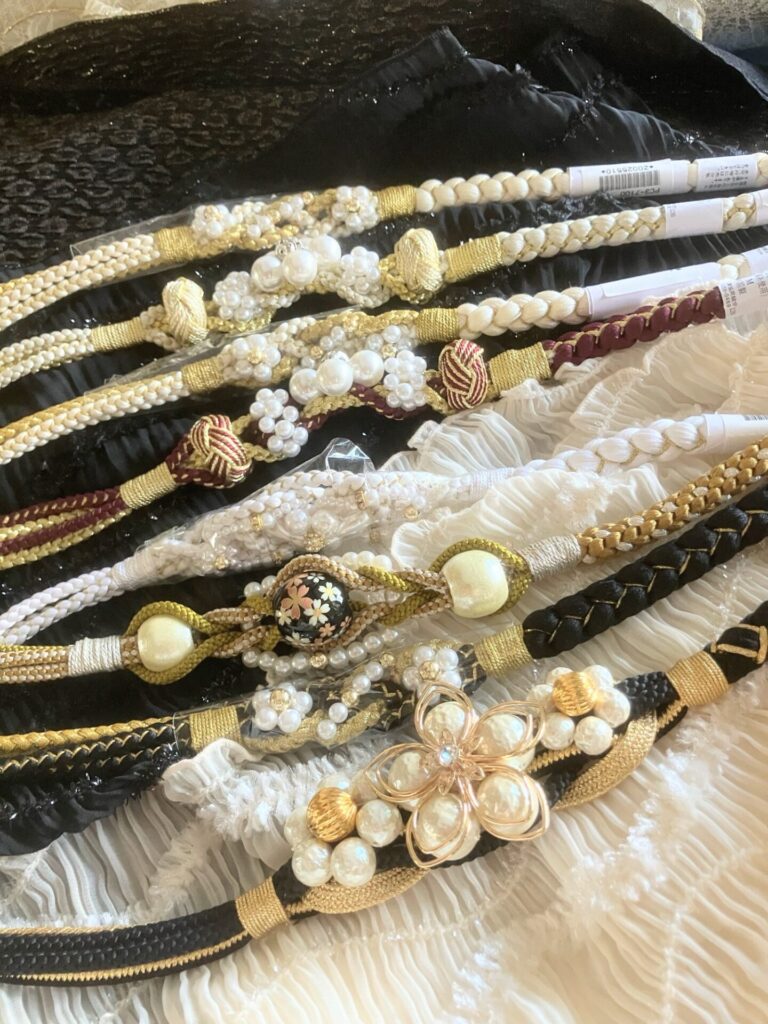 ママ振袖に合わせる今風の小物ご用意。静岡市の写真館、ローマ写真スタジオでご利用いただけます。